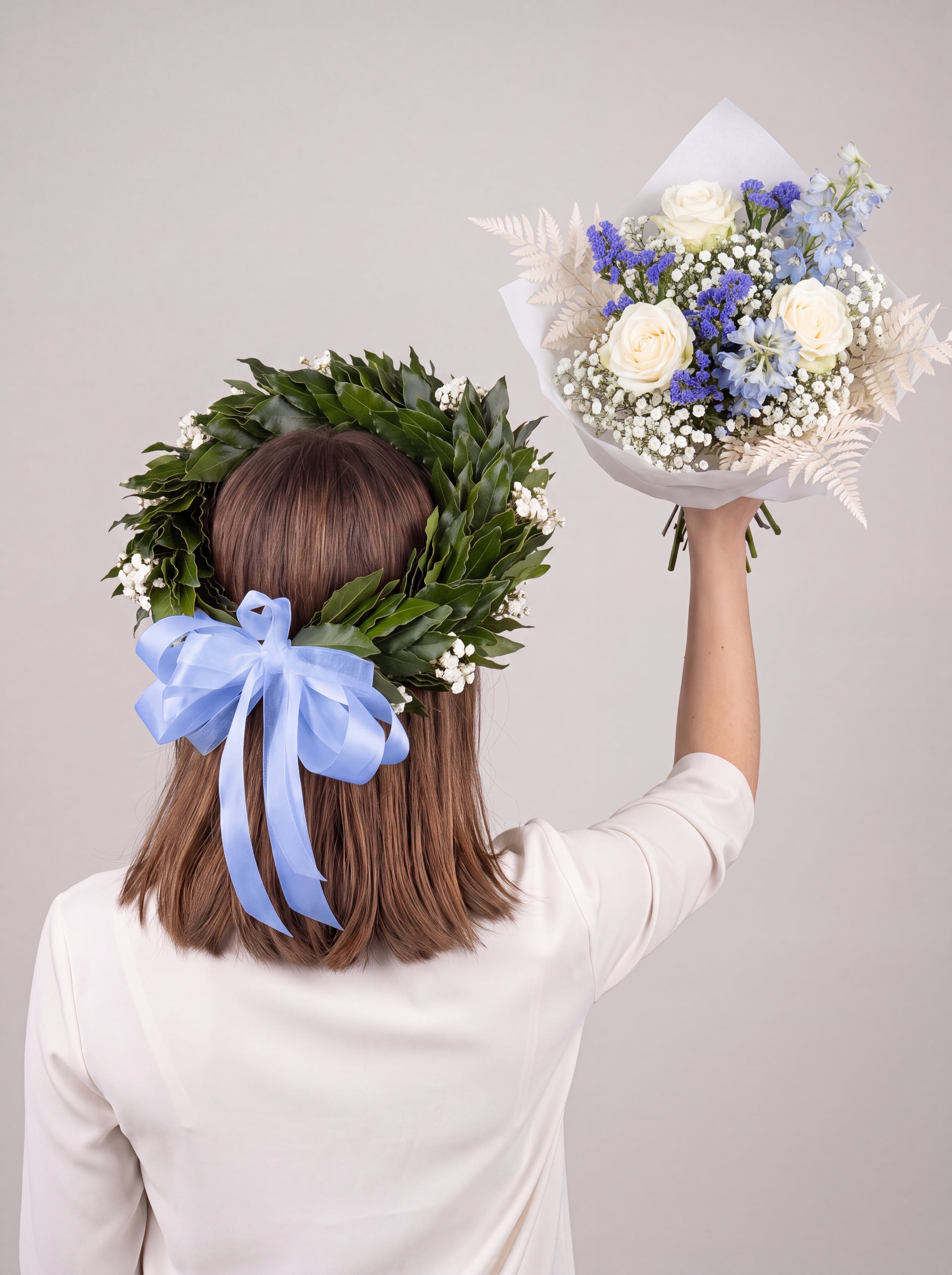 Corona e bouquet di laurea con rose bianche e blu — Emozioni Fiori Torino