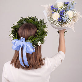 Corona e bouquet di laurea con rose bianche e blu — Emozioni Fiori Torino