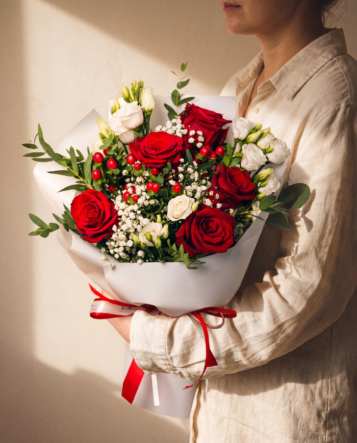Esedra, bouquet con rose rosse e lisianthus bianchi — consegna a Torino