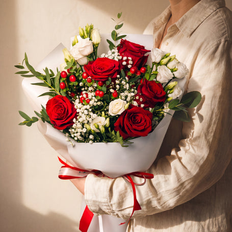 Esedra, bouquet con rose rosse e lisianthus bianchi — consegna a Torino