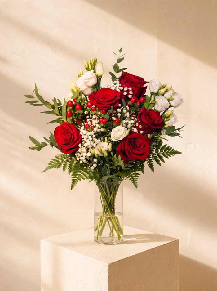 Esedra, rose rosse e lisianthus nel vaso — Emozioni Fiori Torino