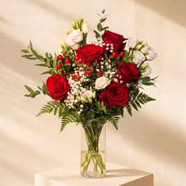 Esedra, rose rosse e lisianthus nel vaso — Emozioni Fiori Torino