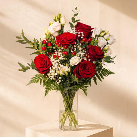 Esedra, rose rosse e lisianthus nel vaso — Emozioni Fiori Torino