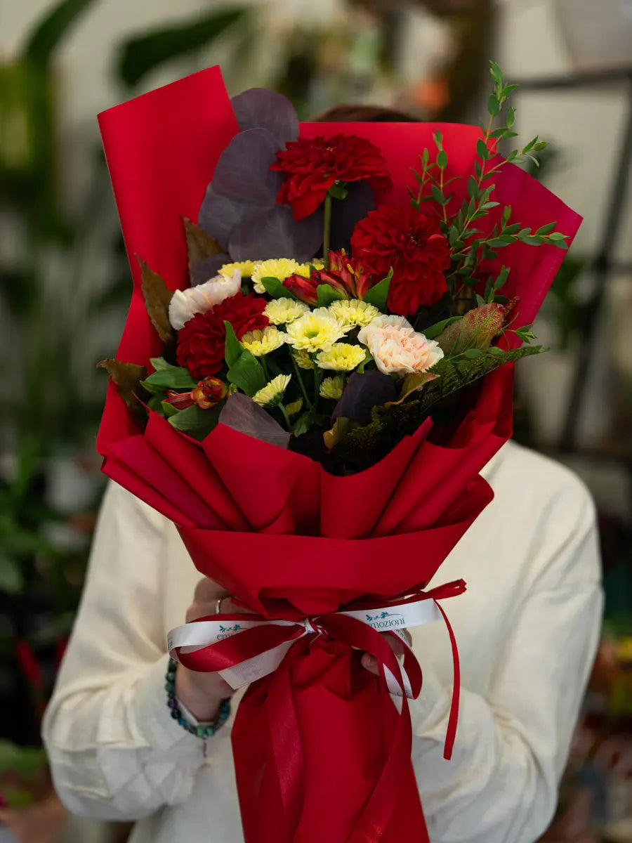 Bouquet con Dalie Rosse, Rose Crema e San Carlini Gialli | Consegna a Torino Emozioni