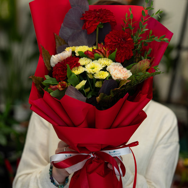 Bouquet con Dalie Rosse, Rose Crema e San Carlini Gialli | Consegna a Torino
