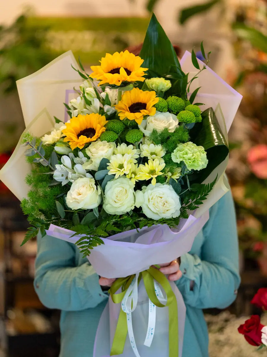 Bouquet con girasoli, rose bianche e santini verdi | Consegna a Torino Emozioni