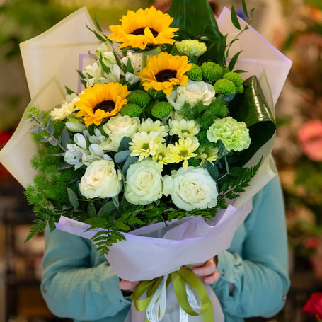 Bouquet con girasoli, rose bianche e santini verdi | Consegna a Torino Emozioni