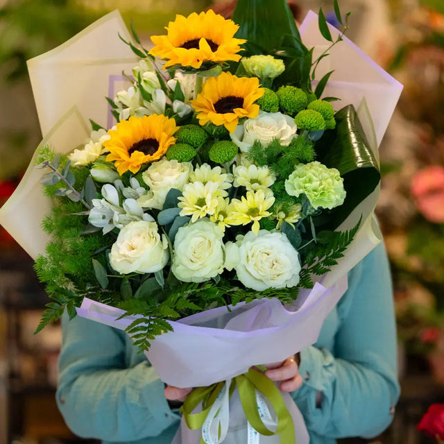 Bouquet con girasoli, rose bianche e santini verdi | Consegna a Torino Emozioni