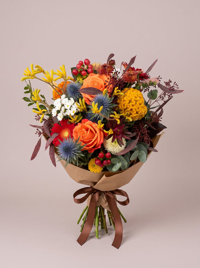 Bouquet di laurea Torino autunnale con rose arancio e celosia gialla