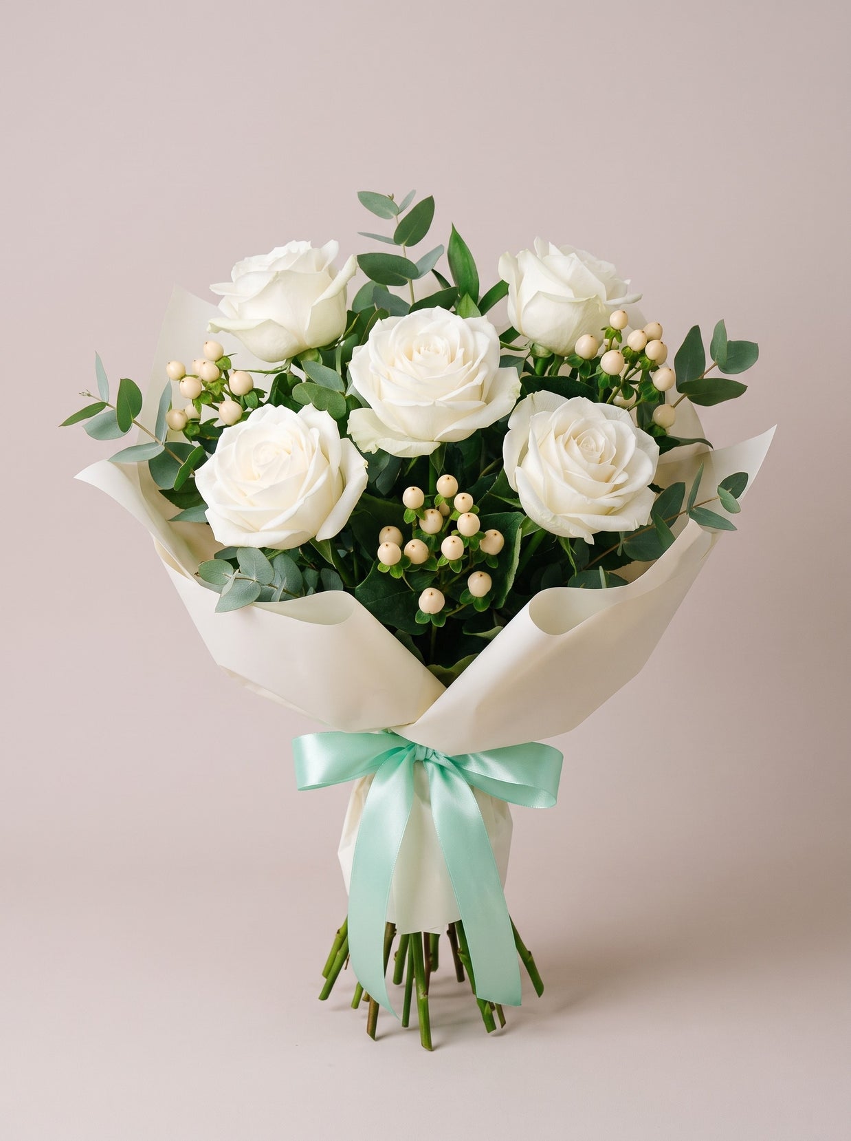 Bouquet di laurea Torino con rose bianche e bacche di iperico crema