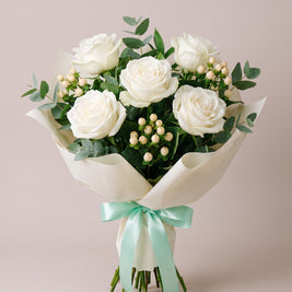 Bouquet di laurea Torino con rose bianche e bacche di iperico crema