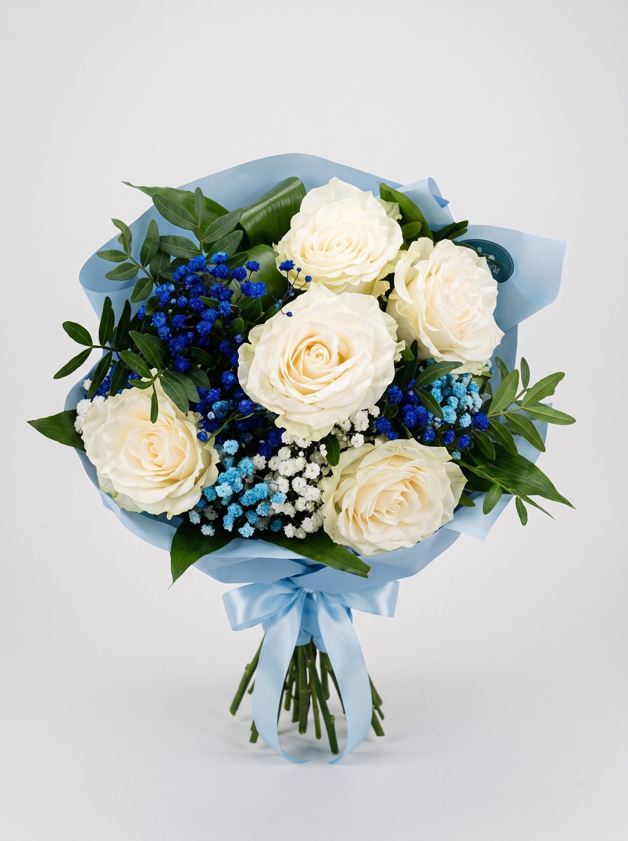 Bouquet di laurea Torino con sei rose bianche e gypsophila multicolor in carta azzurra