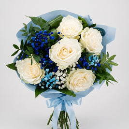 Bouquet di laurea Torino con sei rose bianche e gypsophila multicolor in carta azzurra