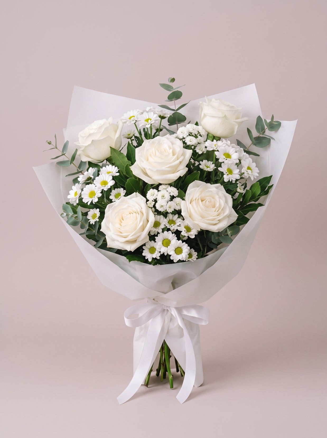 Bouquet di laurea Torino con rose bianche, santini e gypsophila