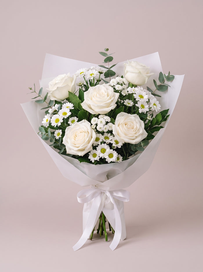 Bouquet di laurea Torino con rose bianche, santini e gypsophila