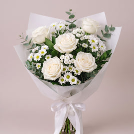 Bouquet di laurea Torino con rose bianche, santini e gypsophila