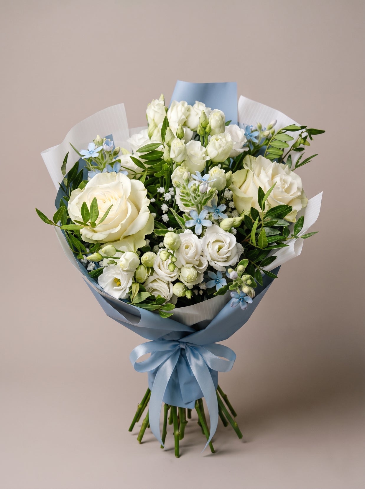 Bouquet di laurea con rose bianche, lisianthus e tweedia azzurra, carta azzurro polvere — Emozioni Torino