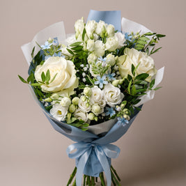 Bouquet di laurea con rose bianche, lisianthus e tweedia azzurra, carta azzurro polvere — Emozioni Torino