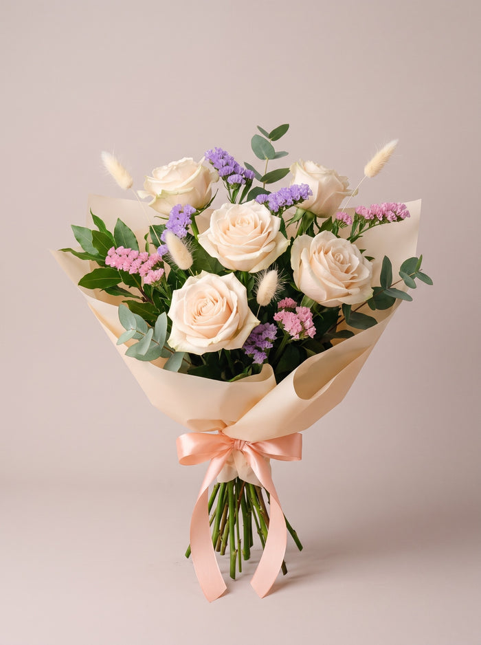 Bouquet di laurea Torino con rose crema, statice e lagurus