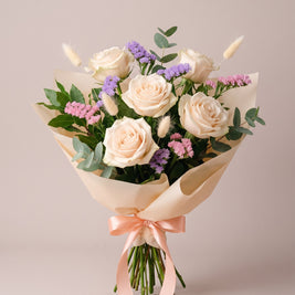Bouquet di laurea Torino con rose crema, statice e lagurus