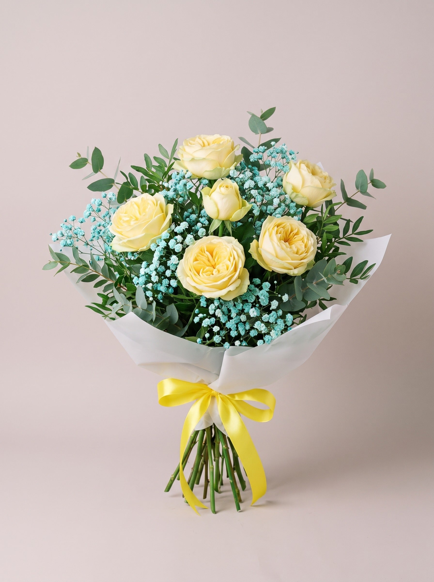 Bouquet di laurea con rose giallo crema, gypsophila turchese ed eucalipto — Emozioni Torino