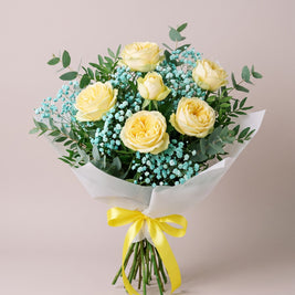 Bouquet di laurea con rose giallo crema, gypsophila turchese ed eucalipto — Emozioni Torino
