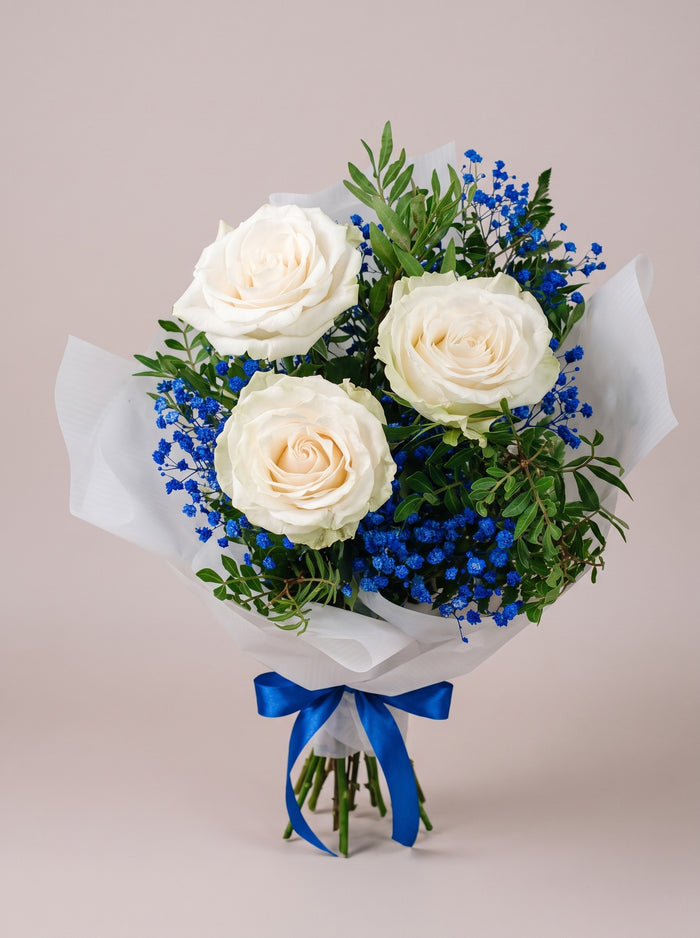 Bouquet di laurea Torino con tre rose bianche e gypsophila blu royal