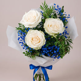 Bouquet di laurea Torino con tre rose bianche e gypsophila blu royal