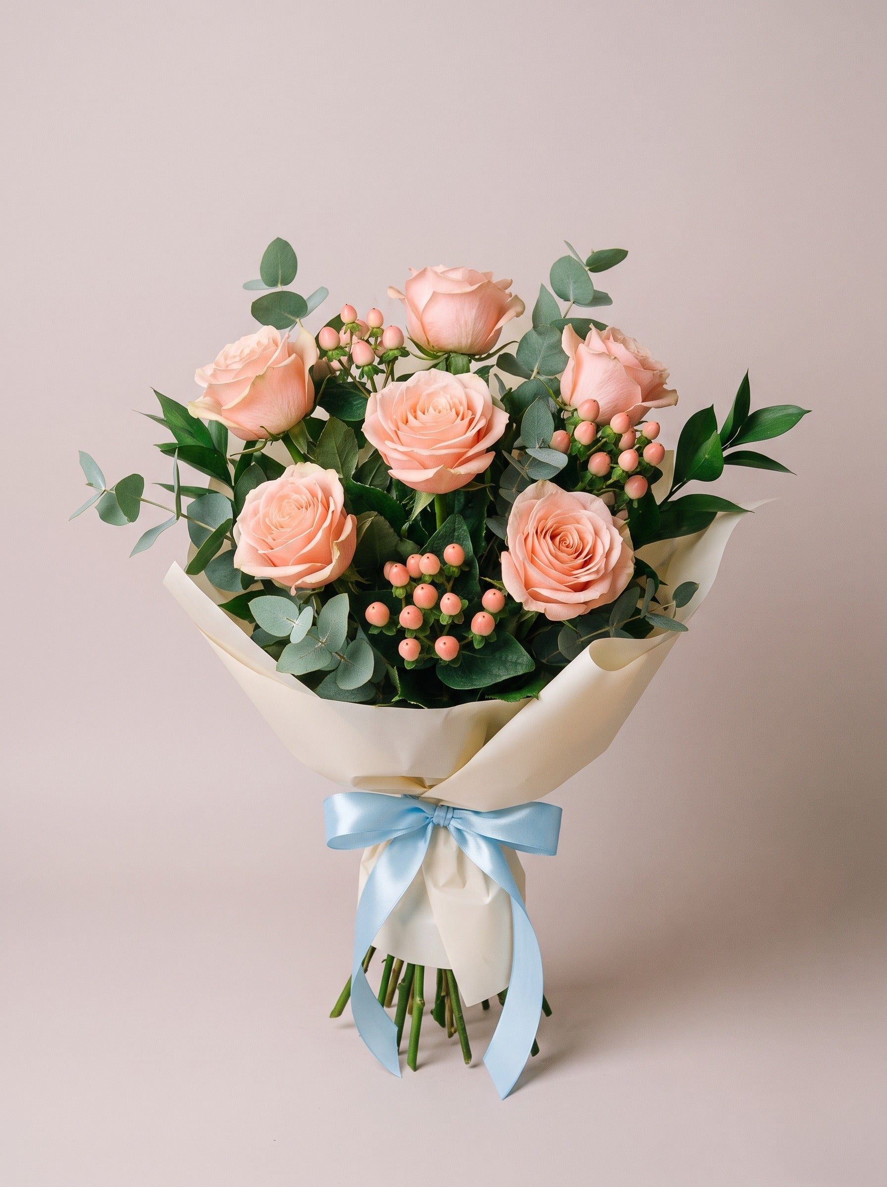 Bouquet di laurea con rose pesca, bacche rosa di hypericum ed eucalipto — Emozioni Torino