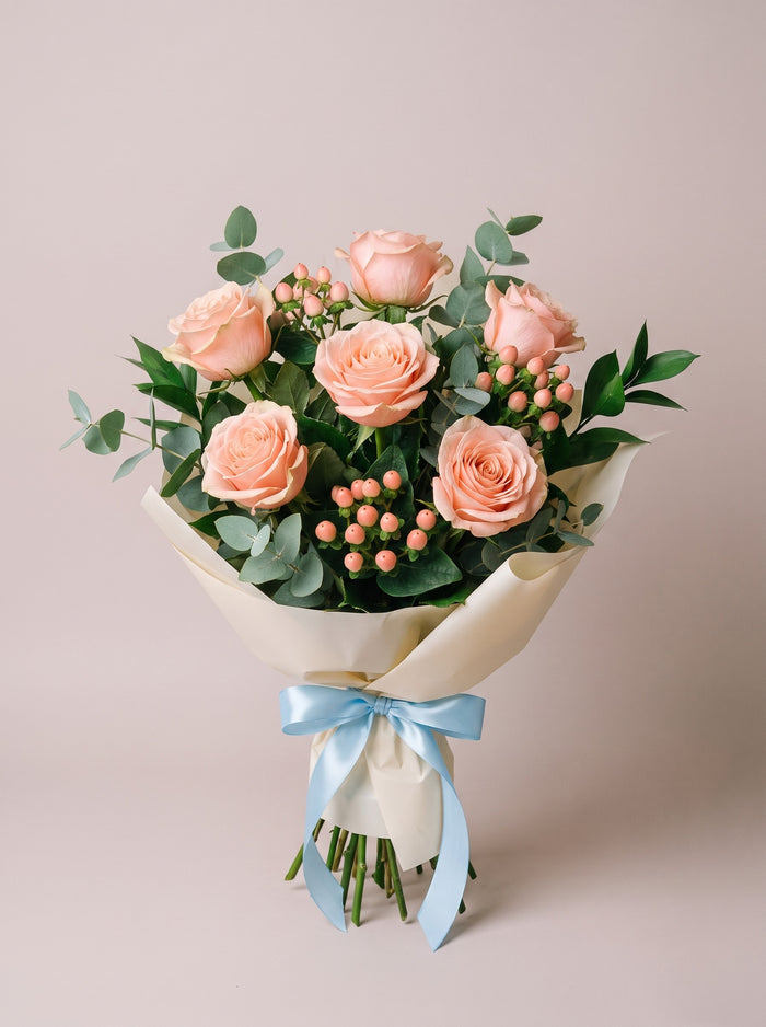 Bouquet di laurea con rose pesca, bacche rosa di hypericum ed eucalipto — Emozioni Torino