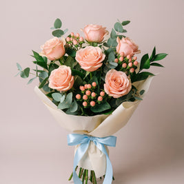 Bouquet di laurea con rose pesca, bacche rosa di hypericum ed eucalipto — Emozioni Torino