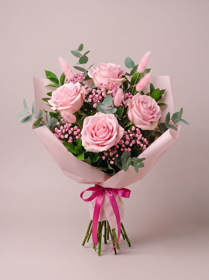 Bouquet di laurea Torino con rose rosa pastello, gypsophila rosa e lagurus