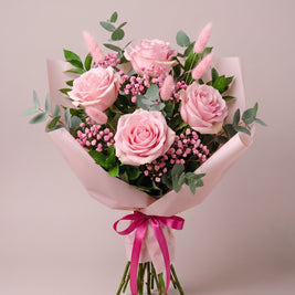 Bouquet di laurea Torino con rose rosa pastello, gypsophila rosa e lagurus