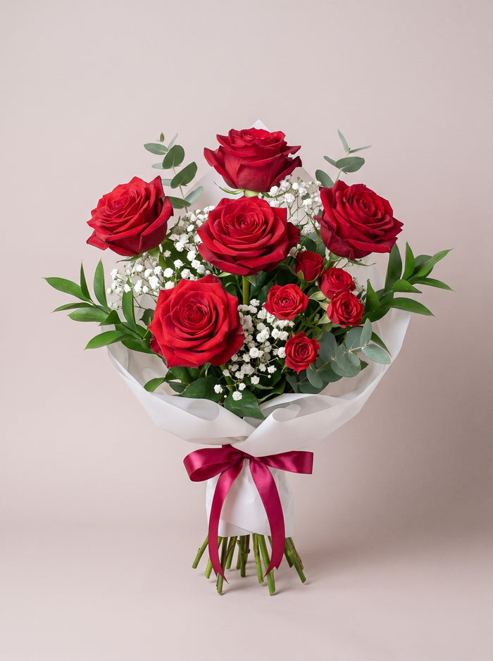 Bouquet di laurea con rose rosse, roselline spray, gypsophila ed eucalipto — Emozioni Torino