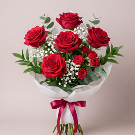 Bouquet di laurea con rose rosse, roselline spray, gypsophila ed eucalipto — Emozioni Torino