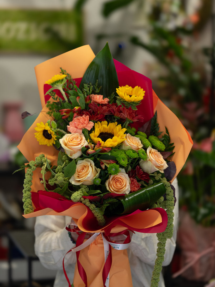 Bouquet Colorato con Girasoli, Rose Pesca e Garofani | Consegna a Torino