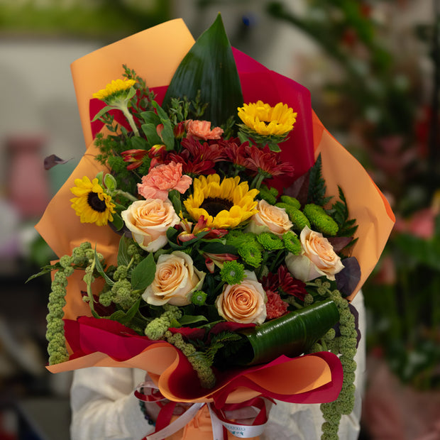 Bouquet Colorato con Girasoli, Rose Pesca e Garofani | Consegna a Torino