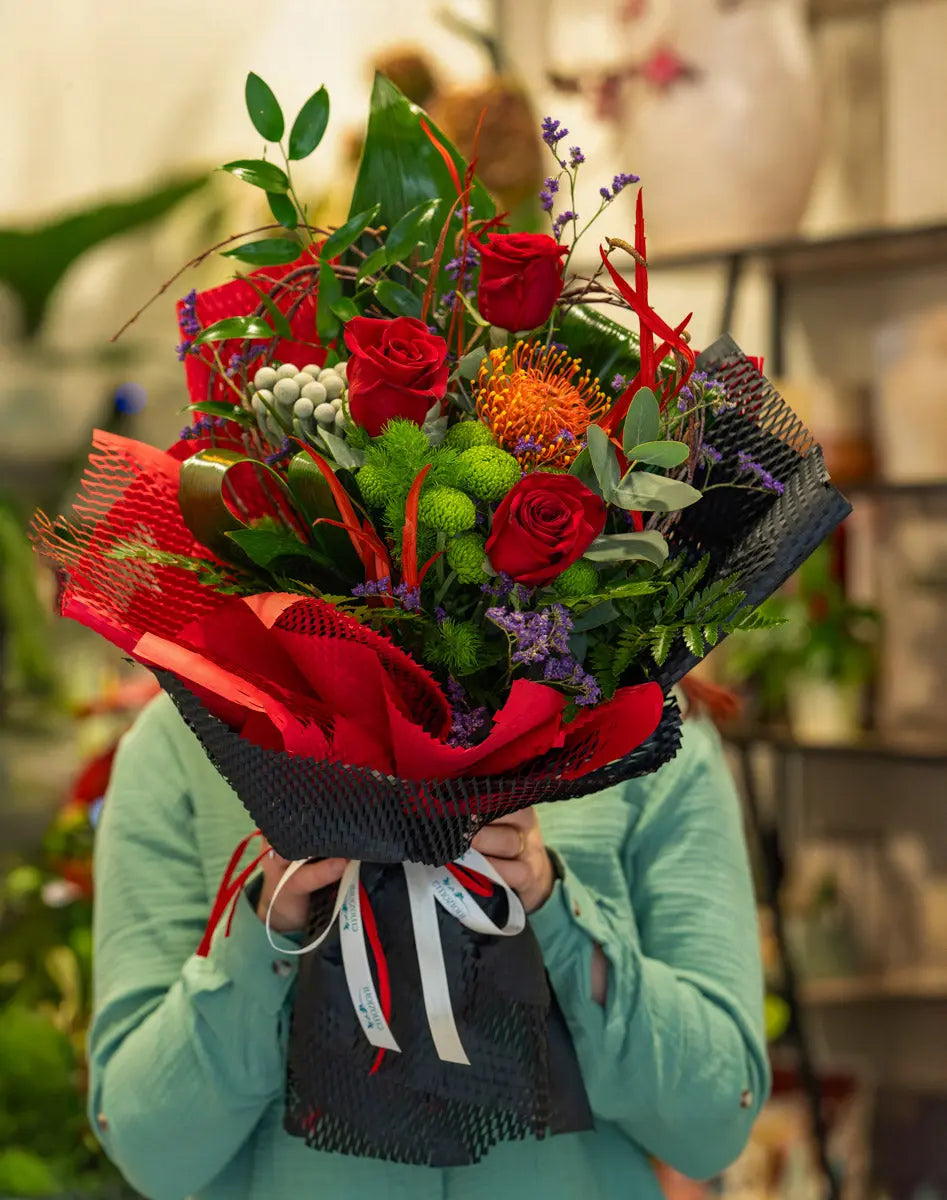 Bouquet con Rose Rosse, Protea Arancio | Consegna a Torino Emozioni