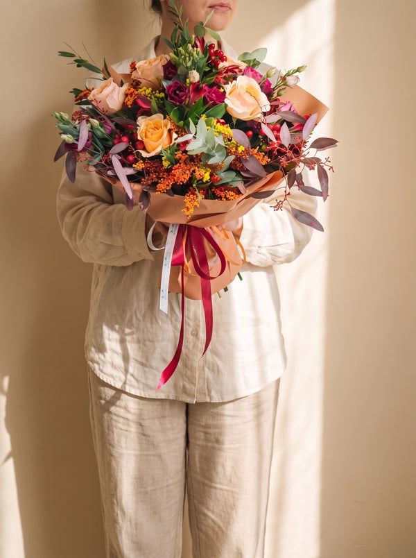Brughiera, bouquet autunnale con rose pesca, lisianthus e bacche — consegna a Torino