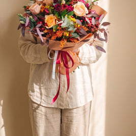 Brughiera, bouquet autunnale con rose pesca, lisianthus e bacche — consegna a Torino