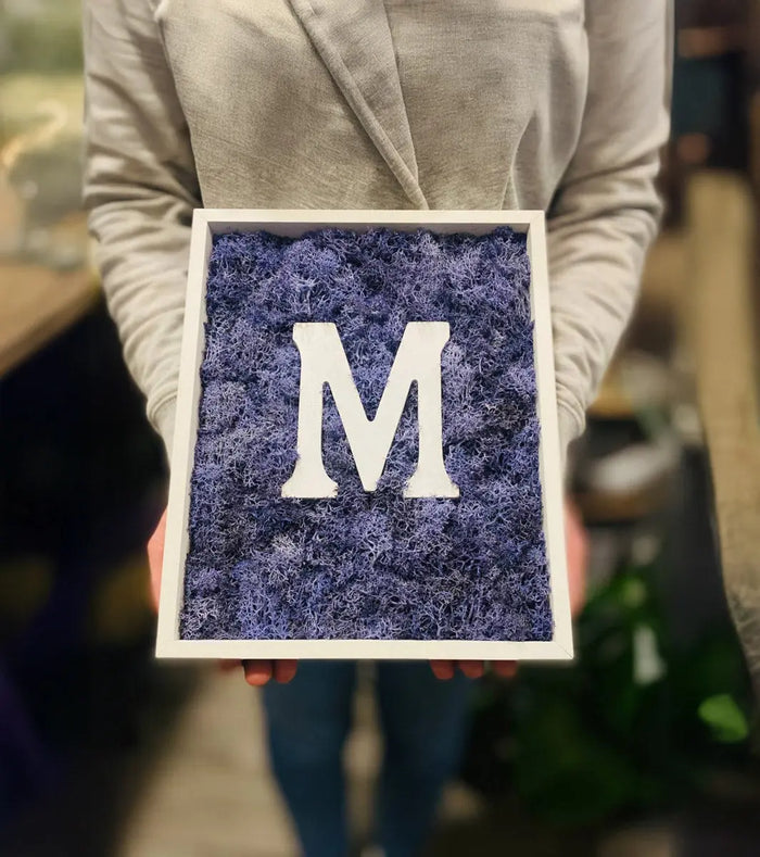 Cornice Personalizzata con Iniziale in Muschio Stabilizzato Emozioni