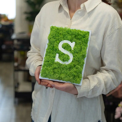 Cornice Personalizzata con Iniziale in Muschio Stabilizzato Emozioni