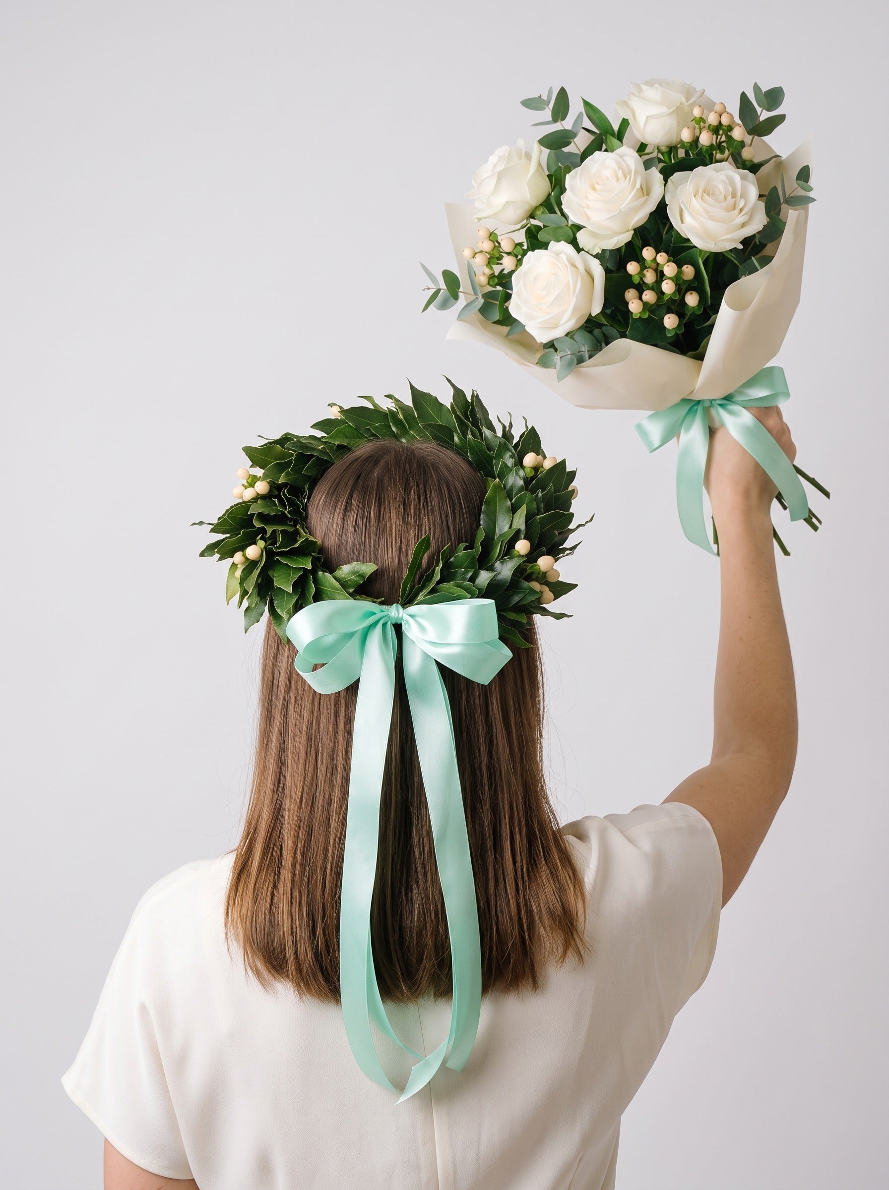 Set laurea Torino: corona con bacche bianche e bouquet di rose bianche