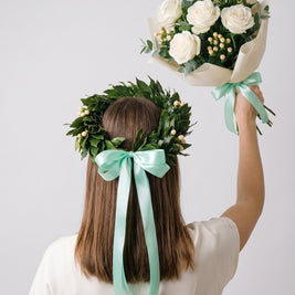 Set laurea Torino: corona con bacche bianche e bouquet di rose bianche