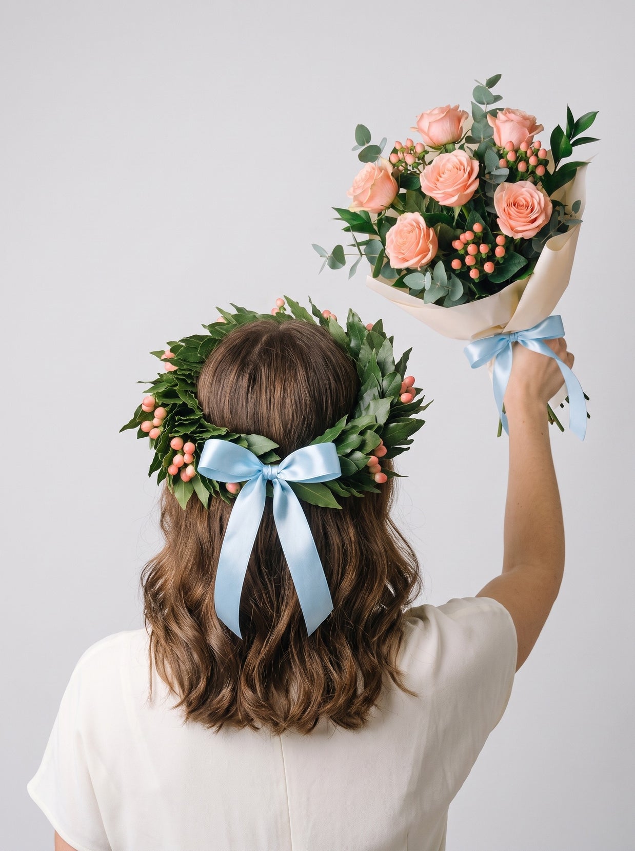 Set corona e bouquet di laurea con bacche rosa di hypericum — Emozioni Torino