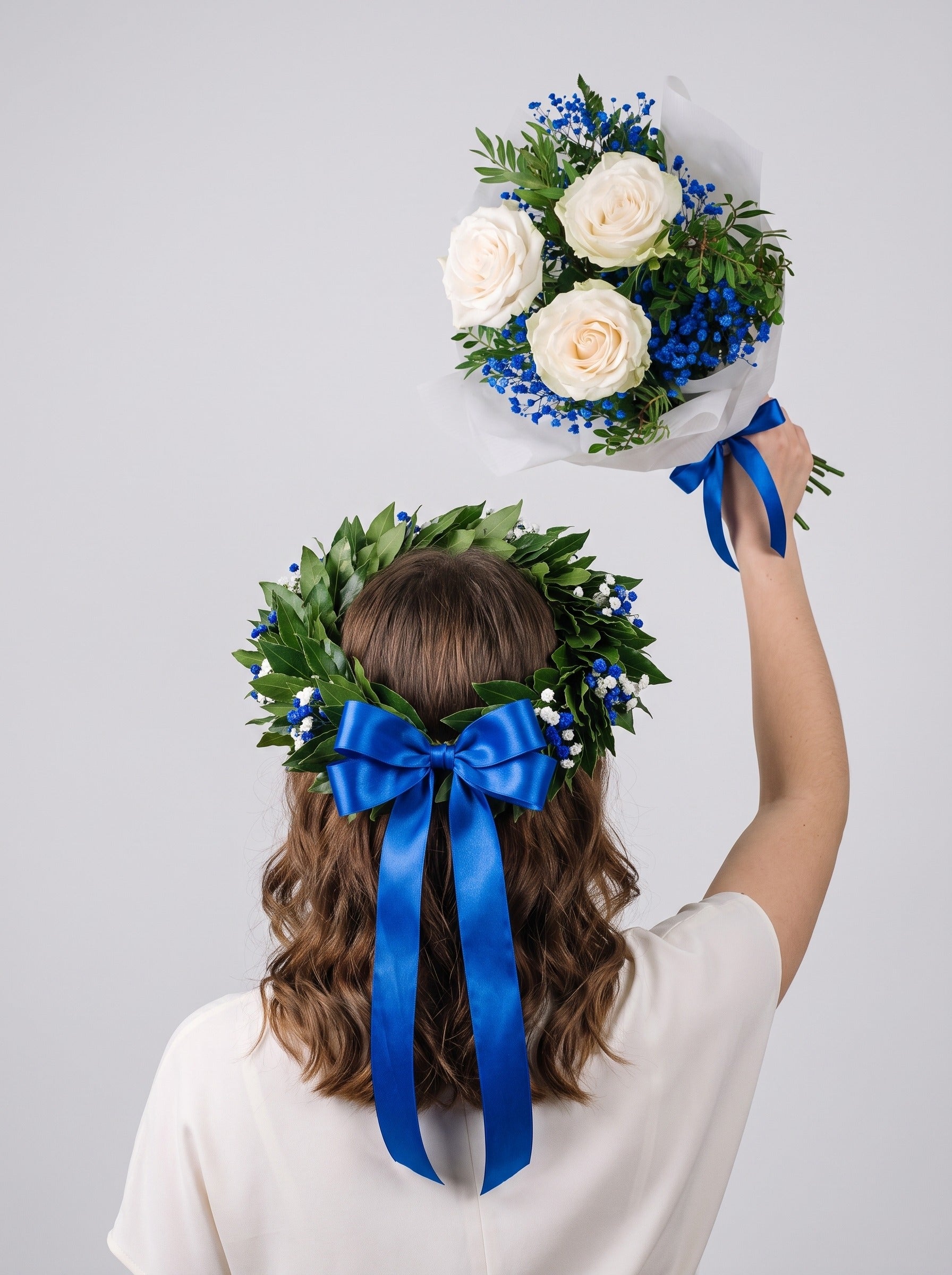 Set laurea Torino: corona con gypsophila blu royal e bouquet di rose bianche
