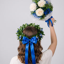 Set laurea Torino: corona con gypsophila blu royal e bouquet di rose bianche