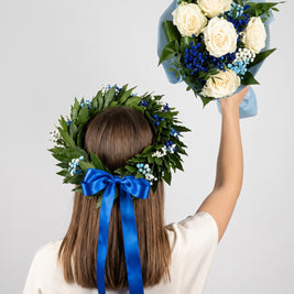 Set laurea Torino: corona con gypsophila multicolor e bouquet di rose bianche