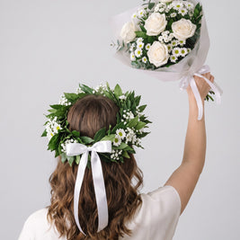 Set laurea Torino: corona con santini e bouquet di rose bianche