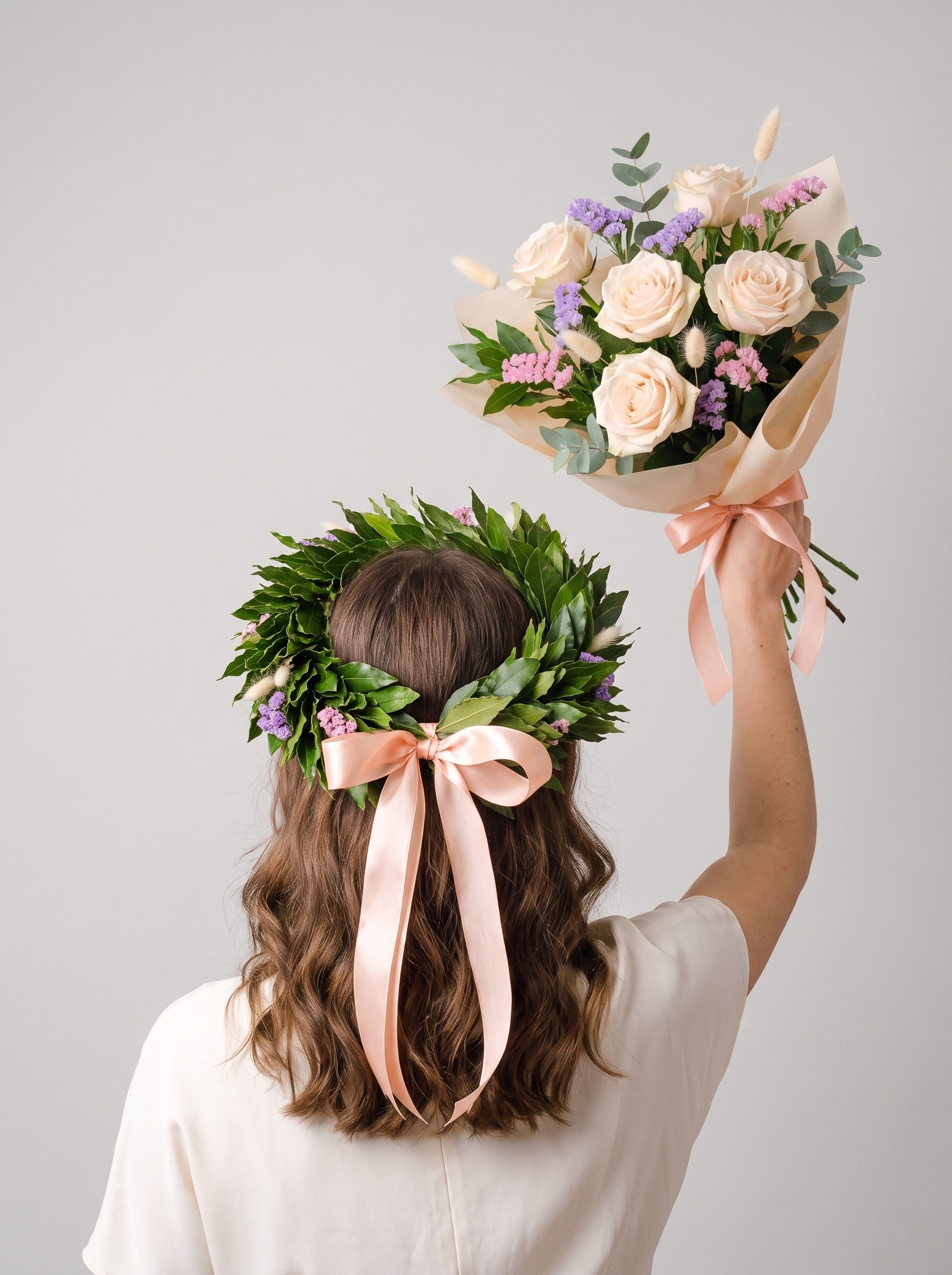 Set laurea Torino: corona con statice e lagurus e bouquet di rose crema
